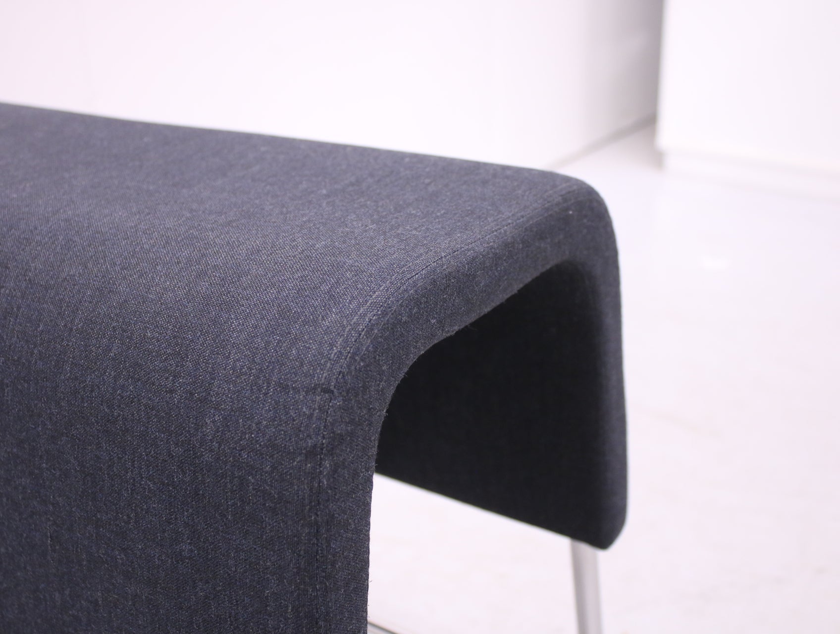 Materia Plint - jakkara, tummanharmaa - Suomen Kalustekeskus