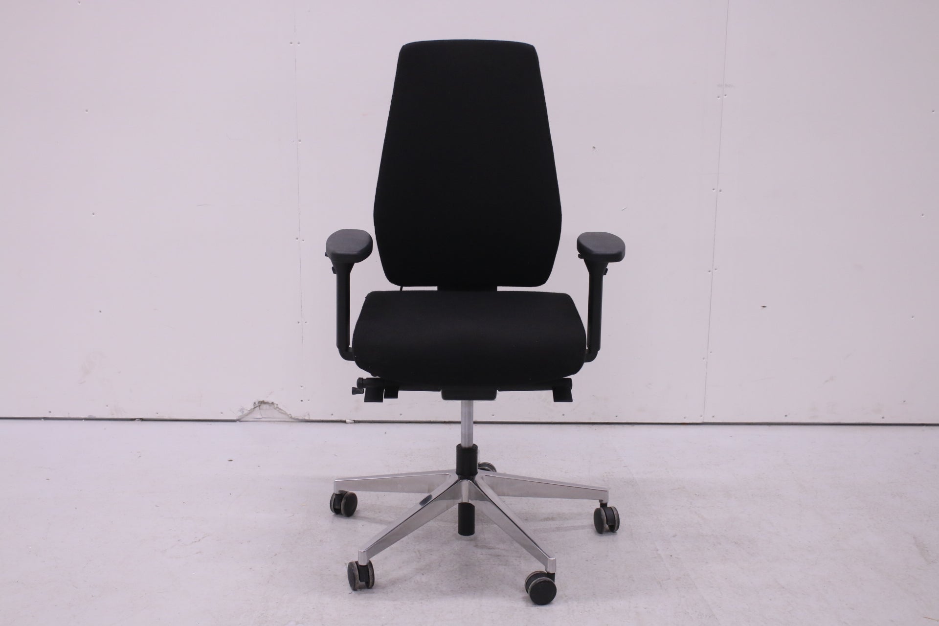 Modeo Linja L - työtuoli, musta - Suomen Kalustekeskus