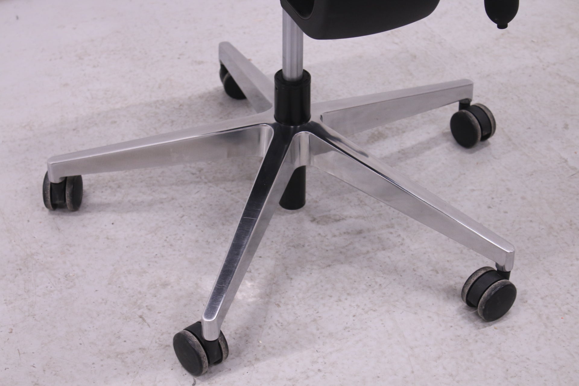 Modeo Linja L - työtuoli, musta - Suomen Kalustekeskus