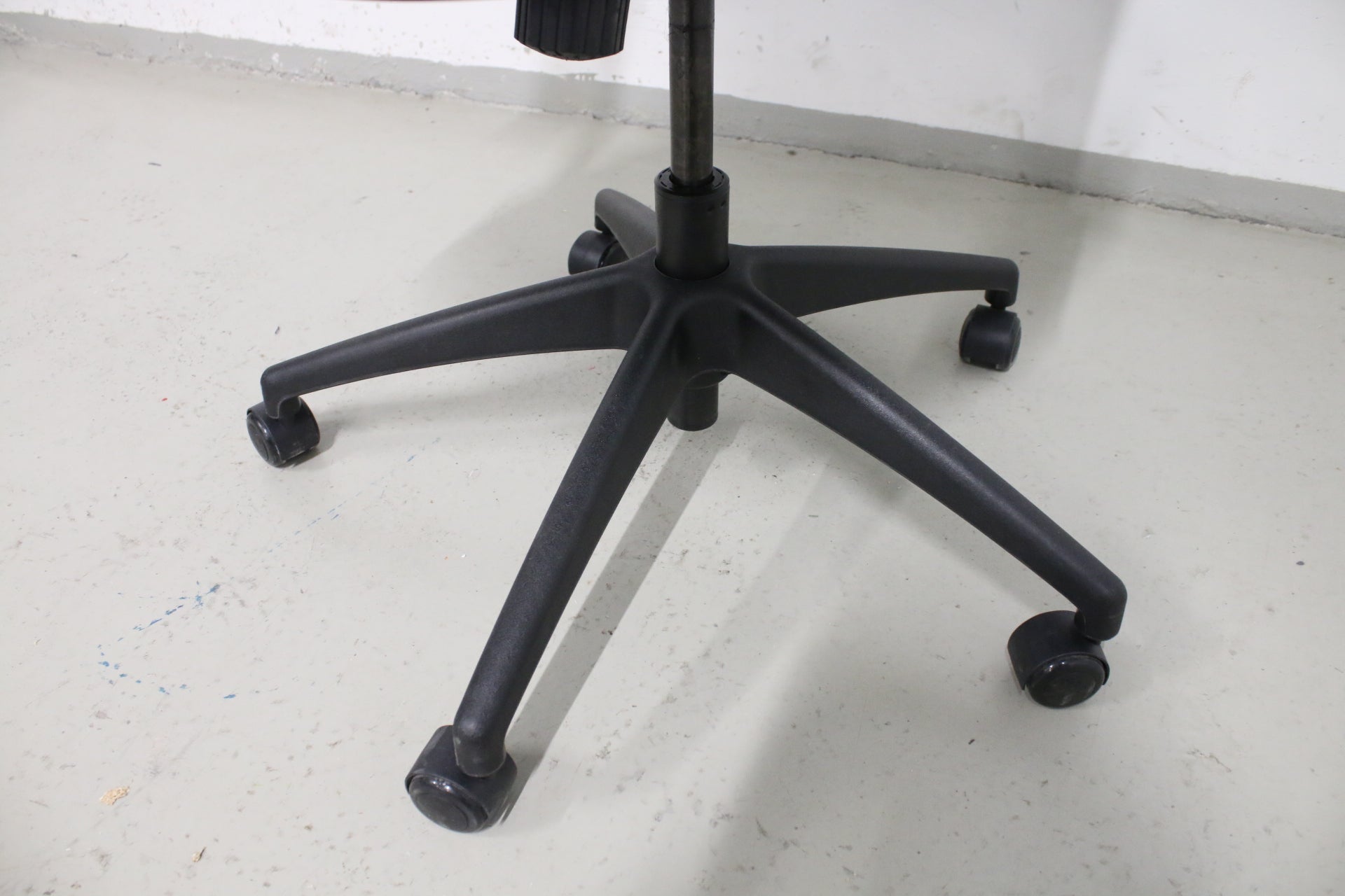 Musta työtuoli verkkoselkänojalla - Suomen Kalustekeskus