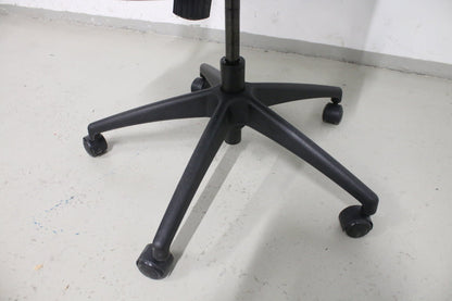 Musta työtuoli verkkoselkänojalla - Suomen Kalustekeskus