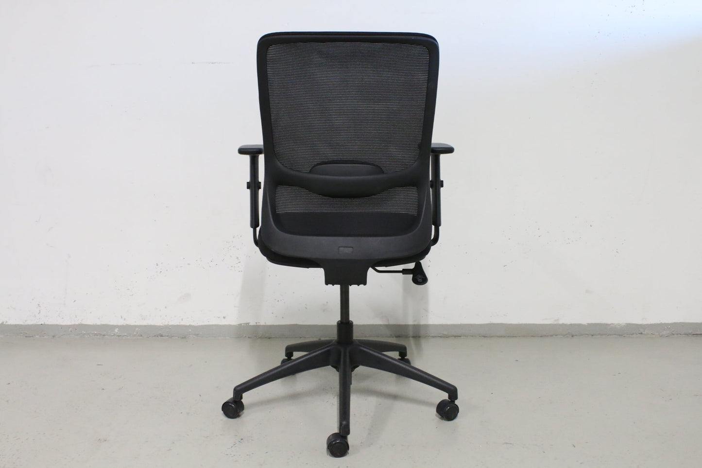 Musta työtuoli verkkoselkänojalla - Suomen Kalustekeskus