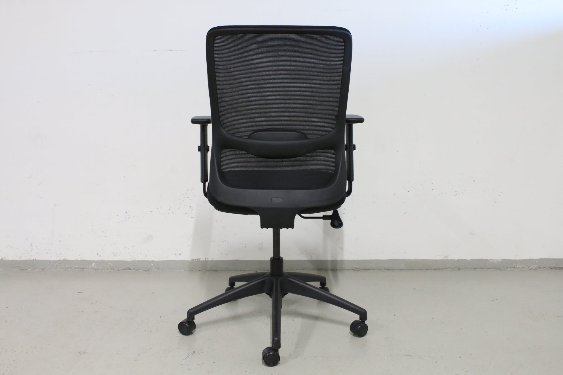 Musta työtuoli verkkoselkänojalla - Suomen Kalustekeskus