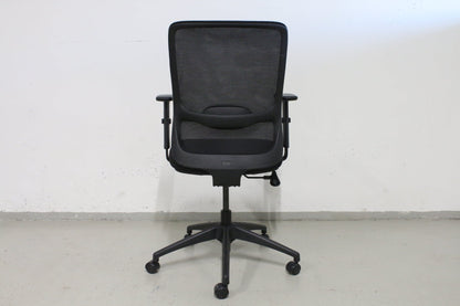 Musta työtuoli verkkoselkänojalla - Suomen Kalustekeskus