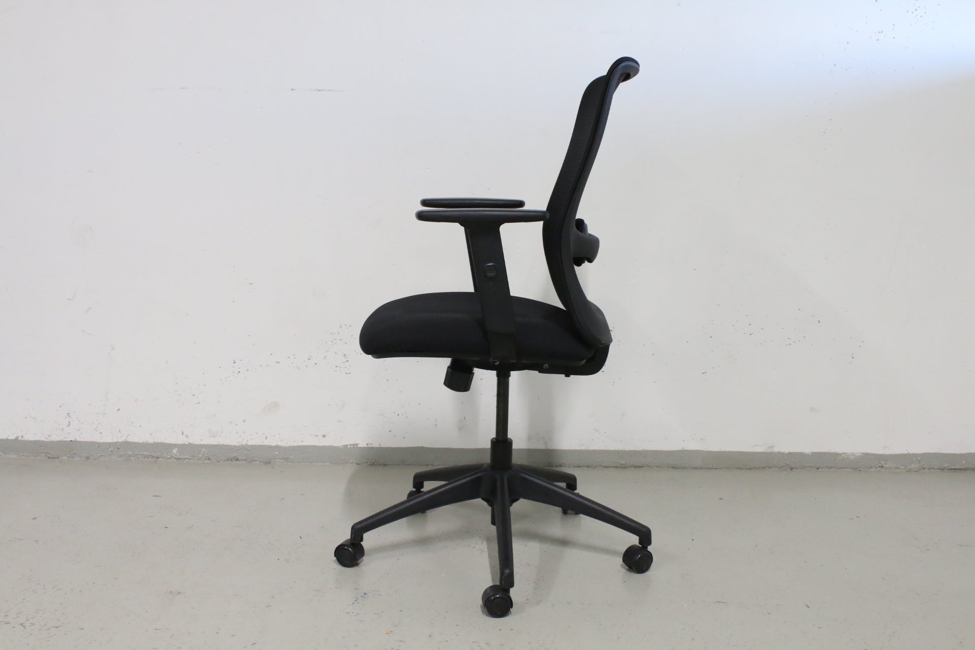 Musta työtuoli verkkoselkänojalla - Suomen Kalustekeskus