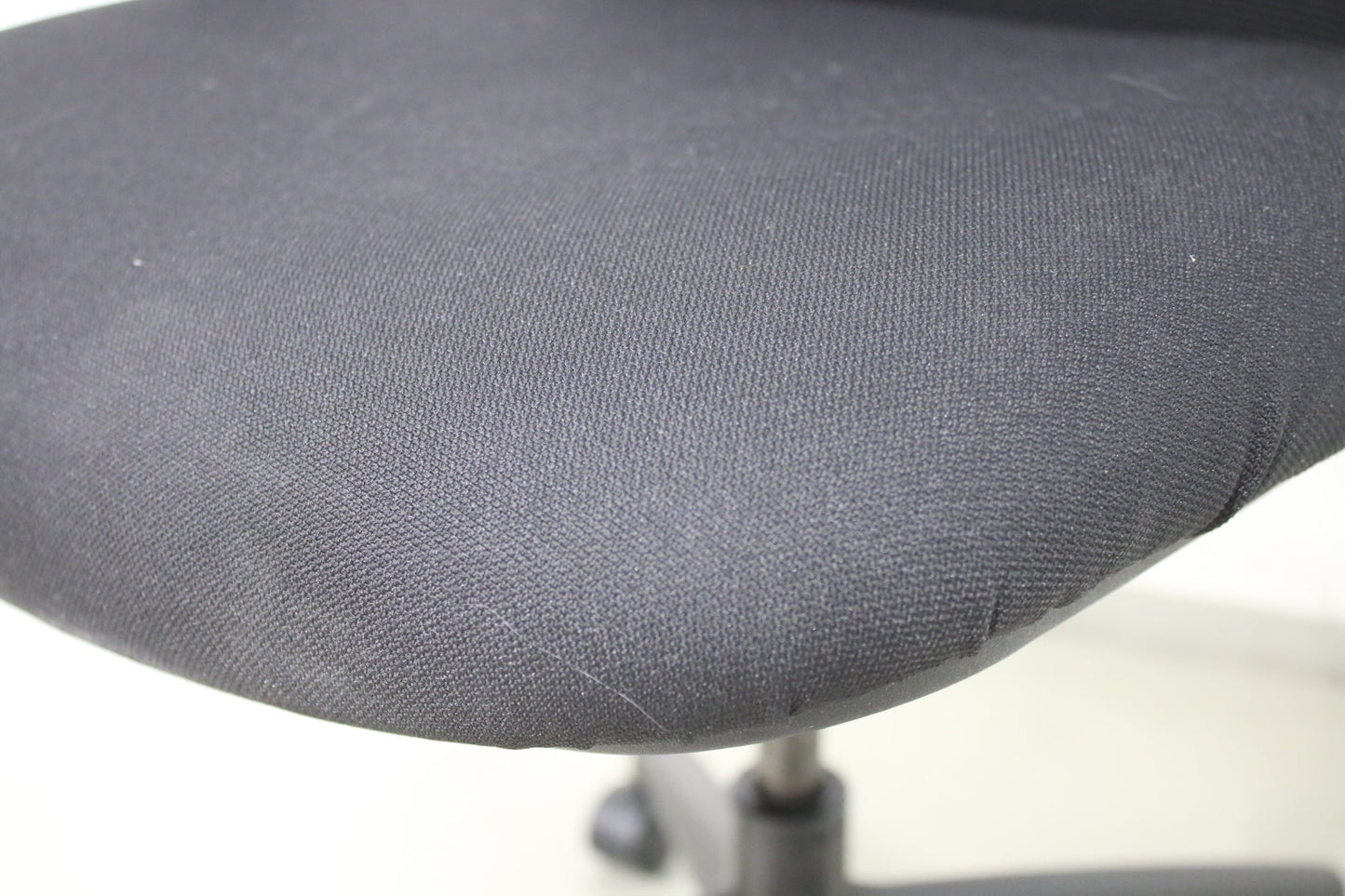 Musta työtuoli verkkoselkänojalla - Suomen Kalustekeskus