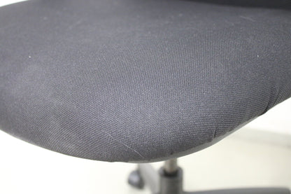 Musta työtuoli verkkoselkänojalla - Suomen Kalustekeskus