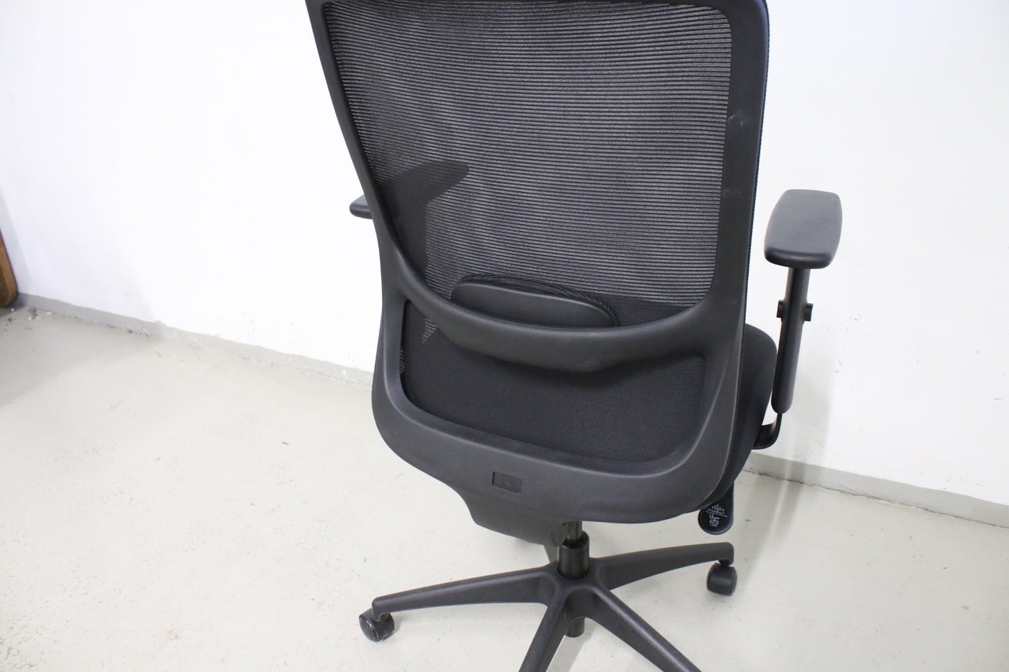 Musta työtuoli verkkoselkänojalla - Suomen Kalustekeskus