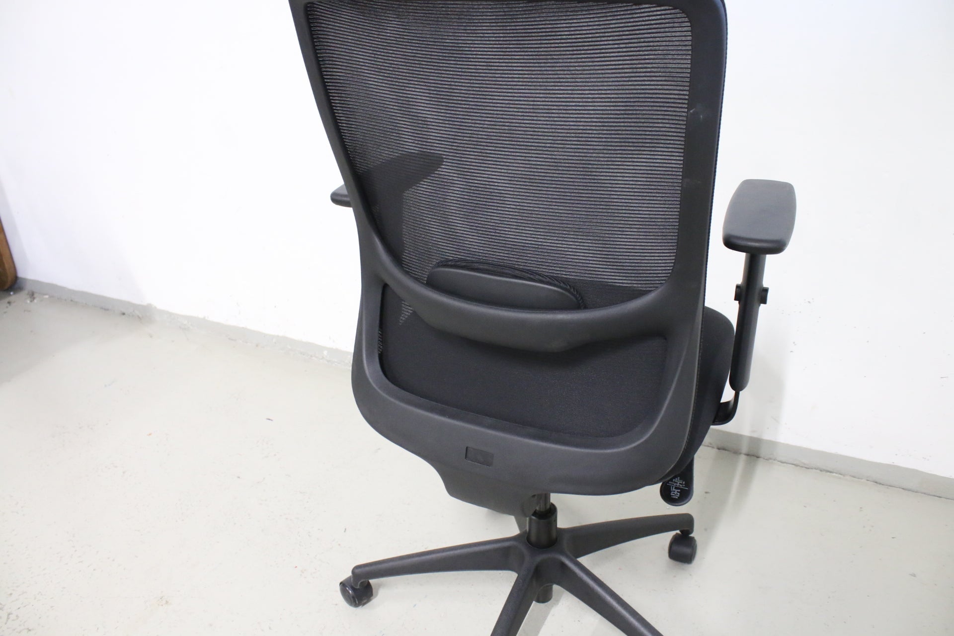 Musta työtuoli verkkoselkänojalla - Suomen Kalustekeskus