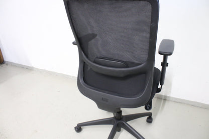 Musta työtuoli verkkoselkänojalla - Suomen Kalustekeskus