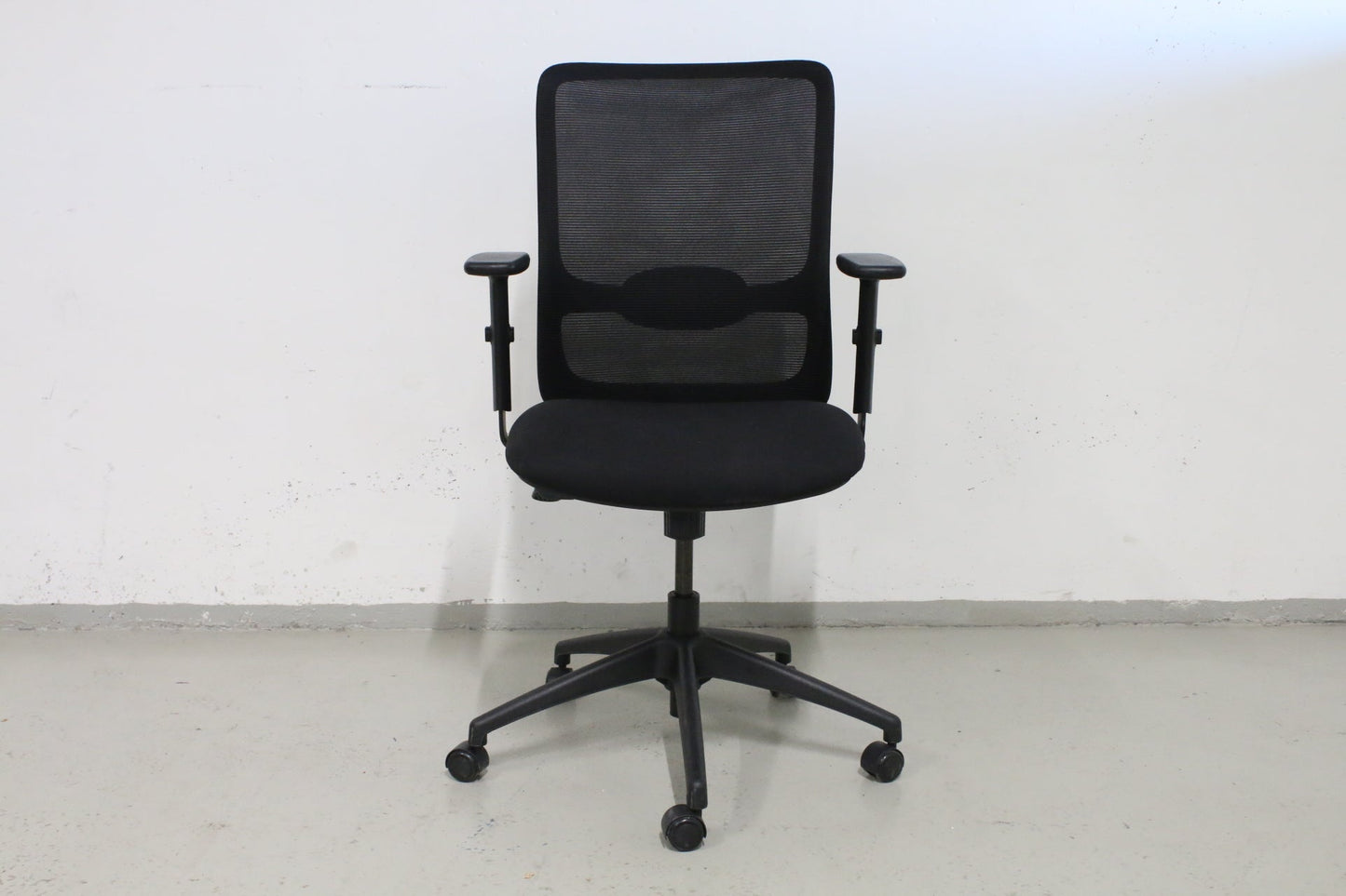 Musta työtuoli verkkoselkänojalla - Suomen Kalustekeskus