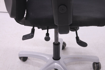 Optimum työtuoli käsinojilla, musta - Suomen Kalustekeskus