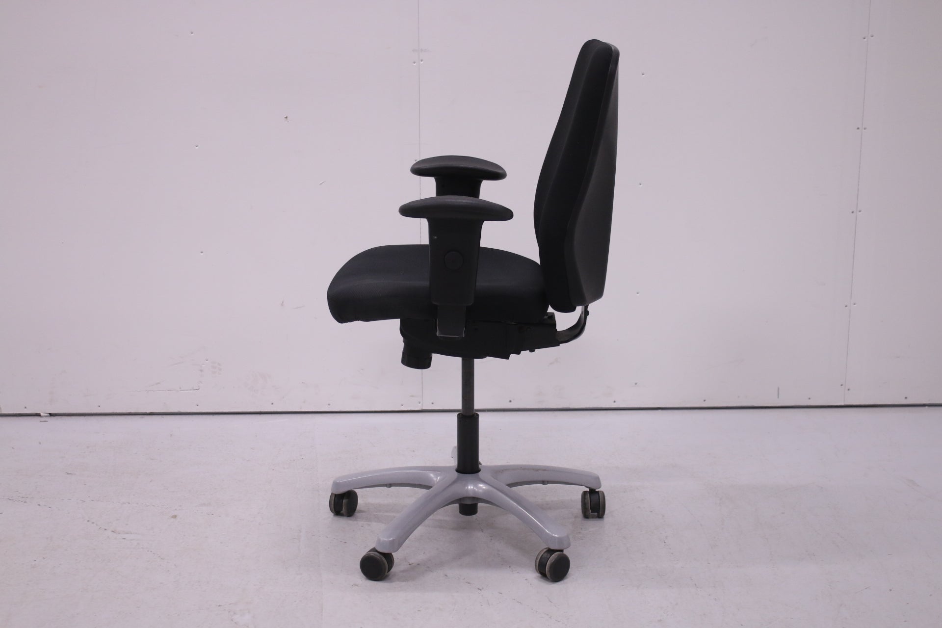 Optimum työtuoli käsinojilla, musta - Suomen Kalustekeskus