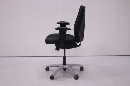 Optimum työtuoli käsinojilla, musta - Suomen Kalustekeskus