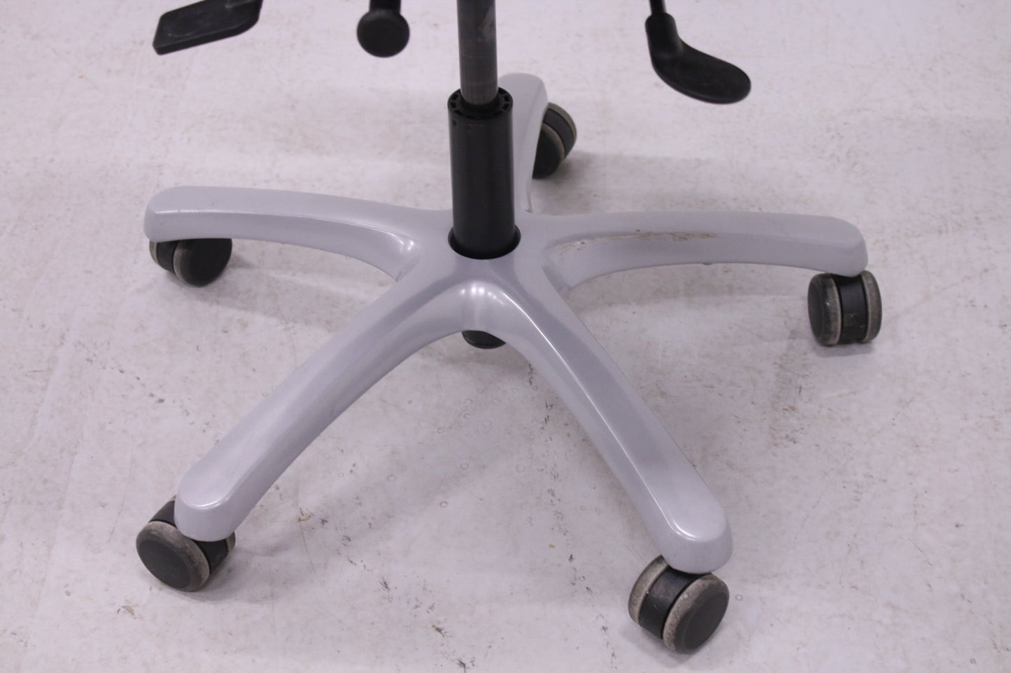 Optimum työtuoli käsinojilla, musta - Suomen Kalustekeskus