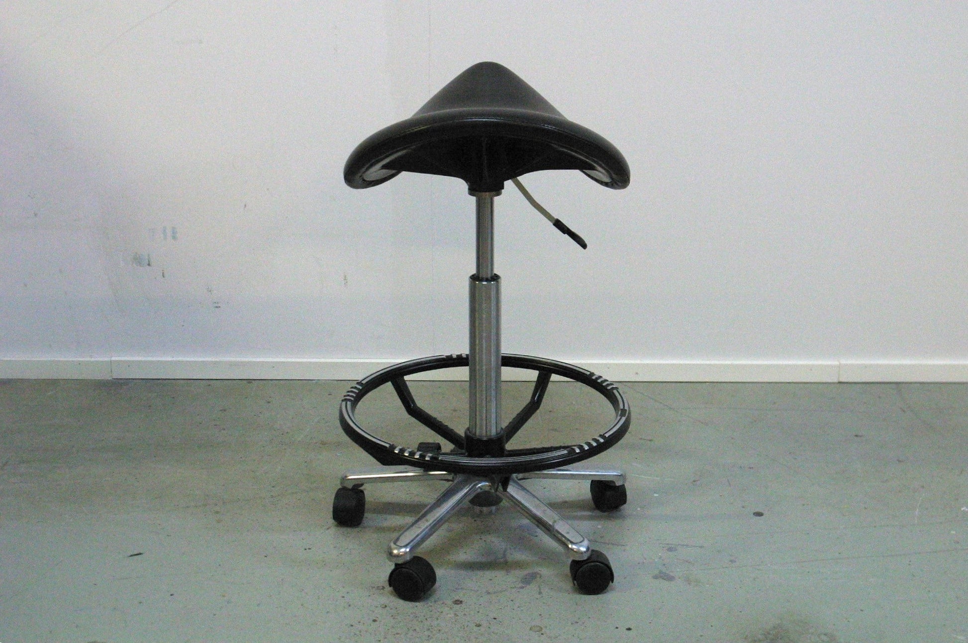 Ponychair satulatuoli jalkaristikolla - Suomen Kalustekeskus