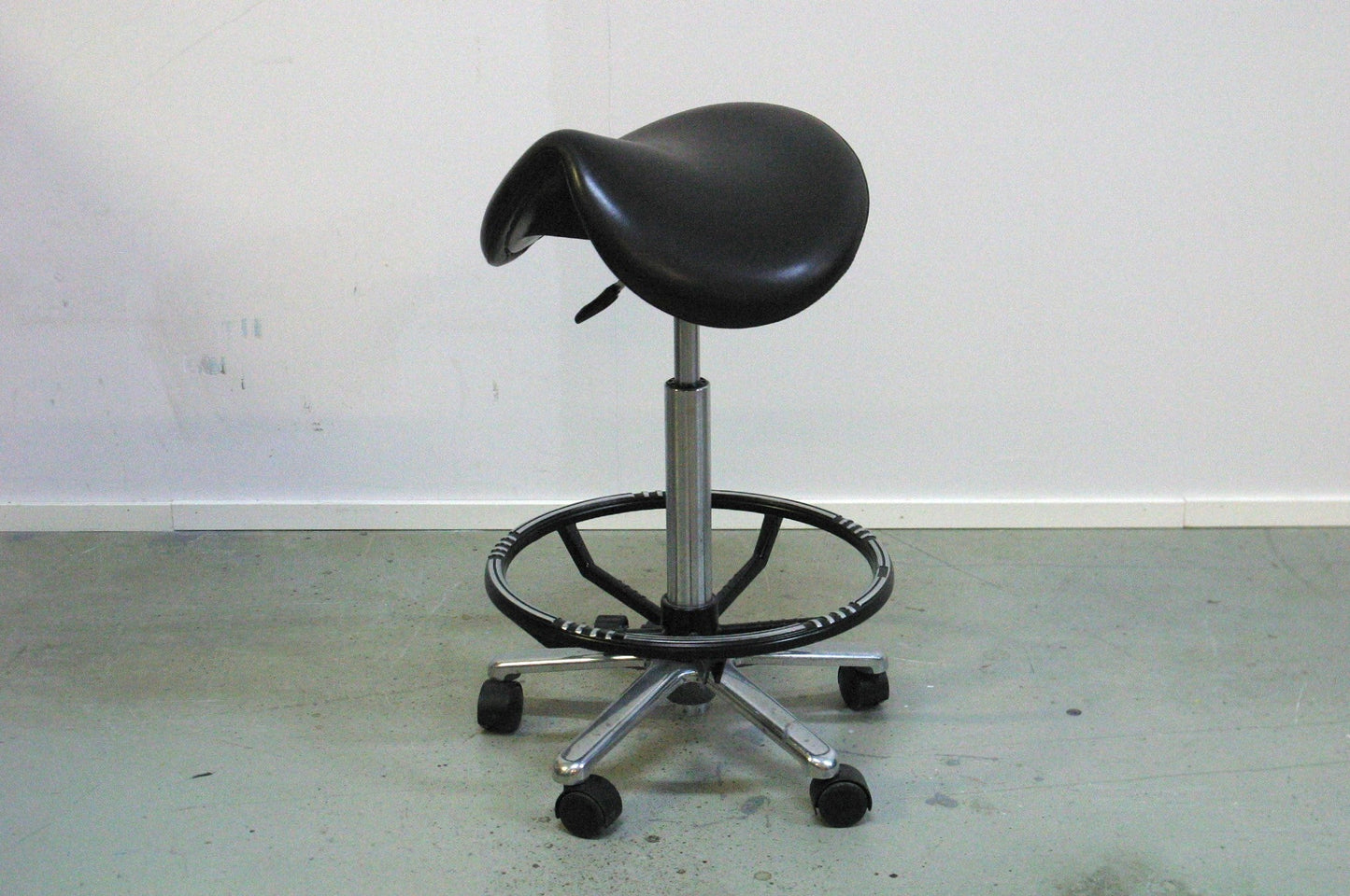 Ponychair satulatuoli jalkaristikolla - Suomen Kalustekeskus