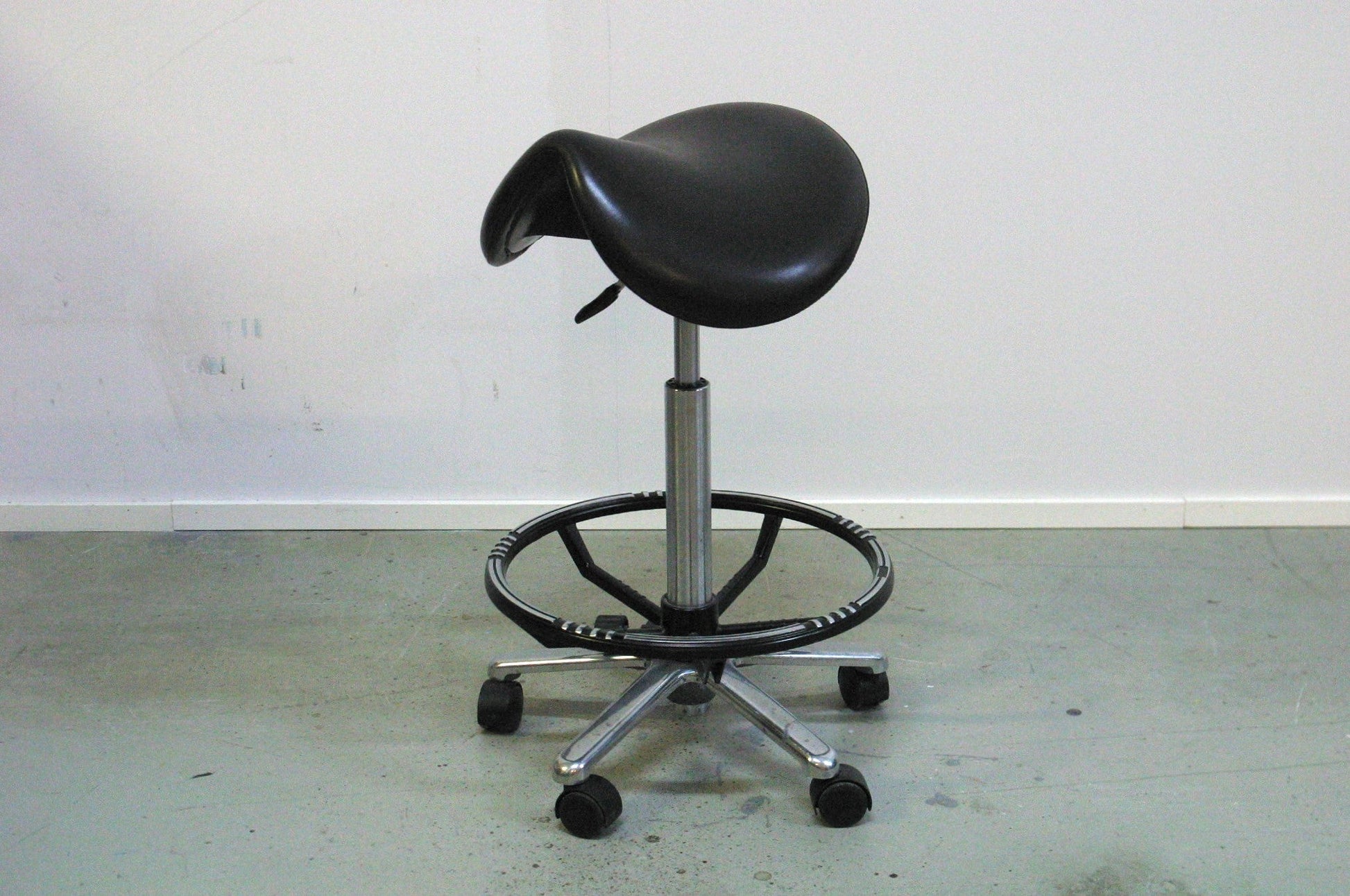 Ponychair satulatuoli jalkaristikolla - Suomen Kalustekeskus