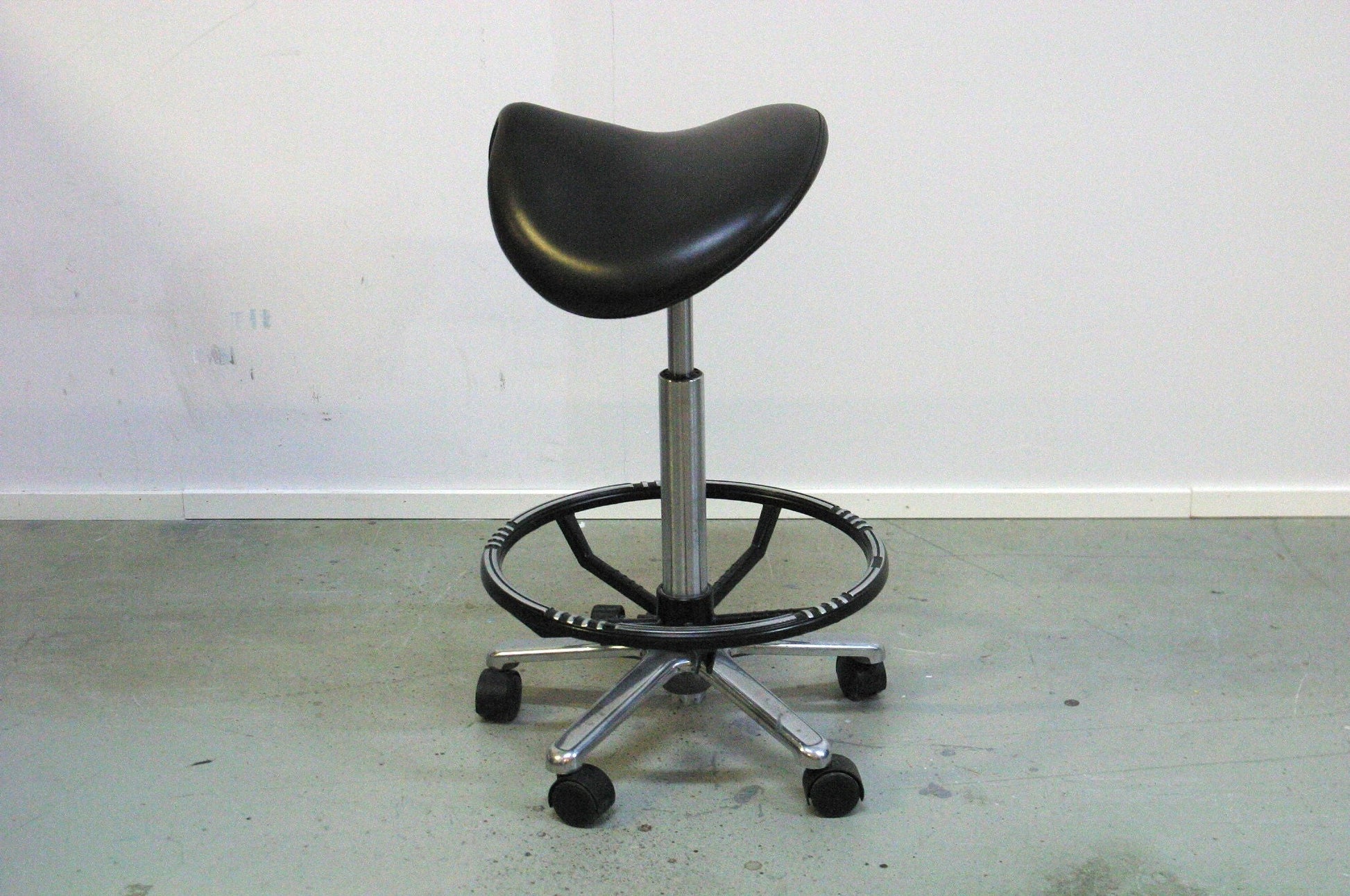 Ponychair satulatuoli jalkaristikolla - Suomen Kalustekeskus