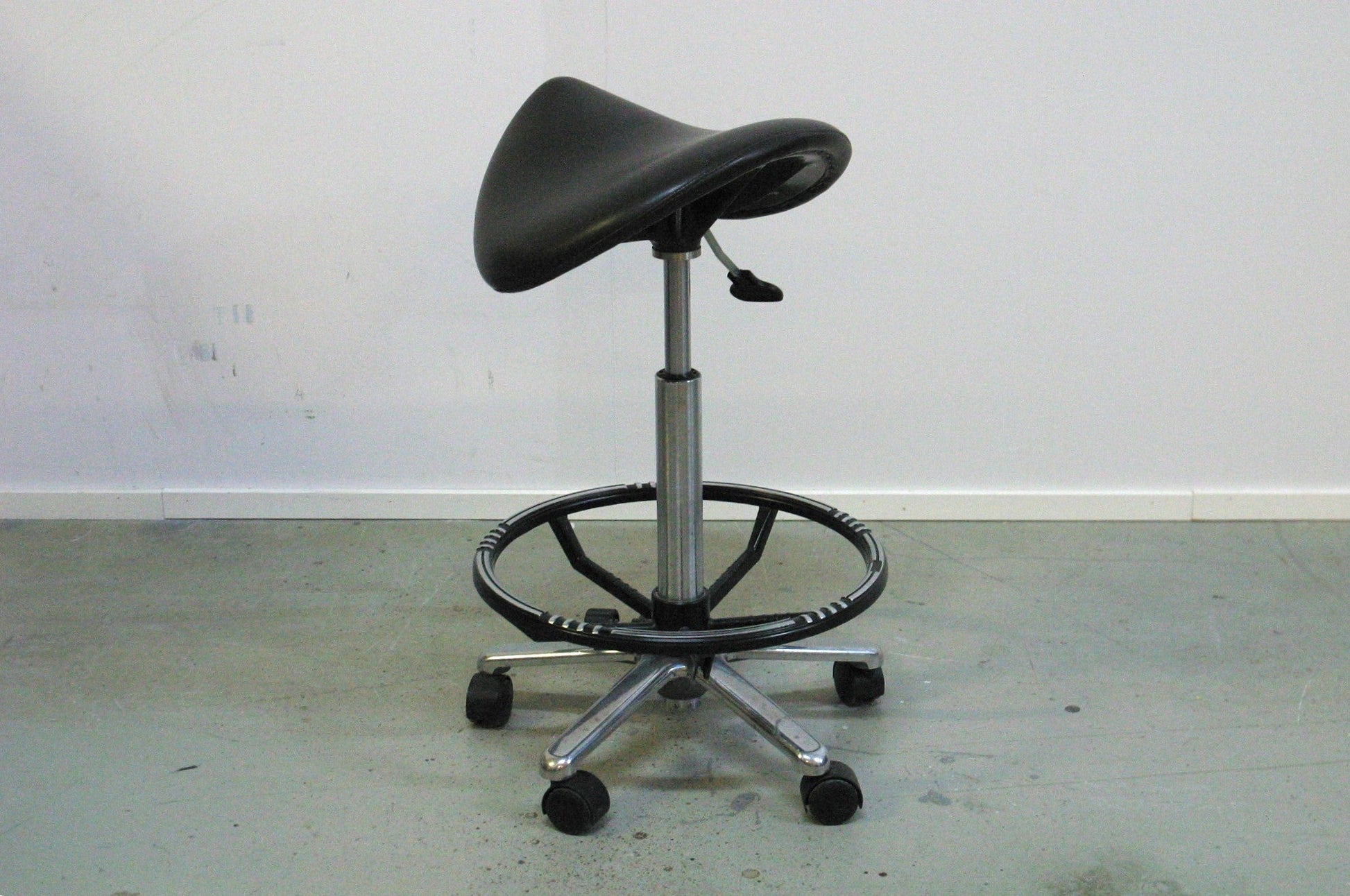 Ponychair satulatuoli jalkaristikolla - Suomen Kalustekeskus