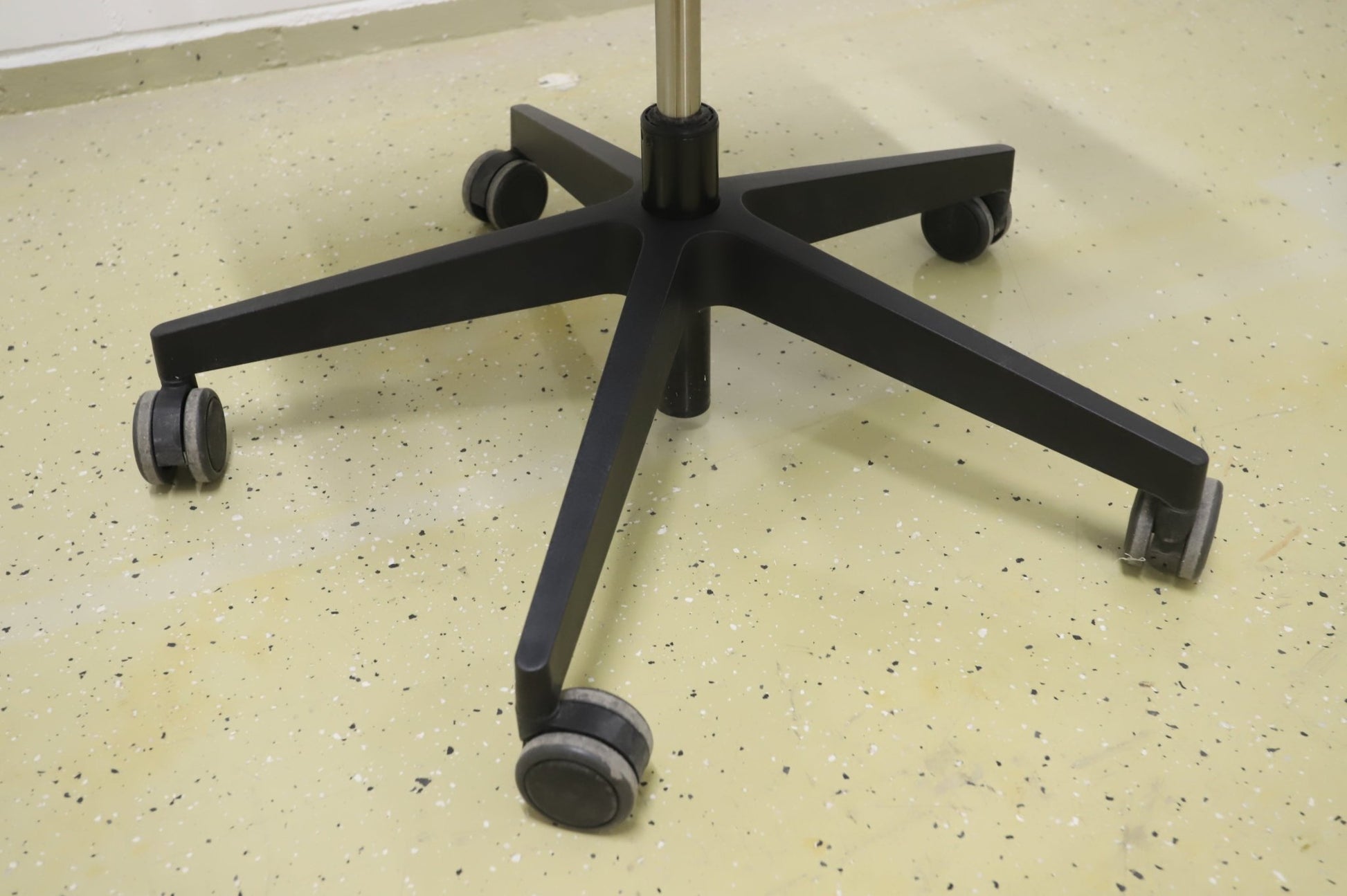 Profim Raya 21S - työtuoli, musta - Suomen Kalustekeskus