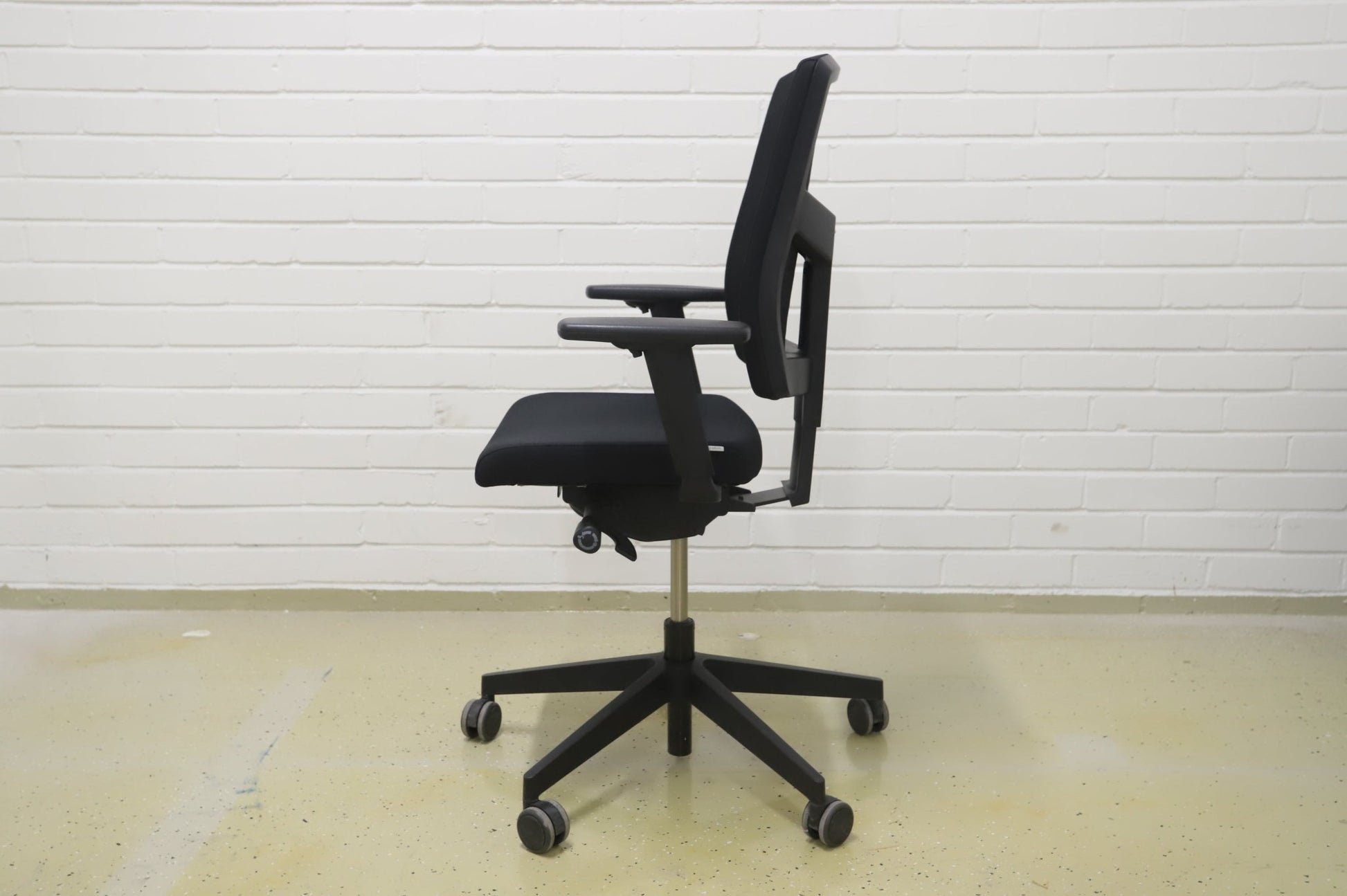 Profim Raya 21S - työtuoli, musta - Suomen Kalustekeskus