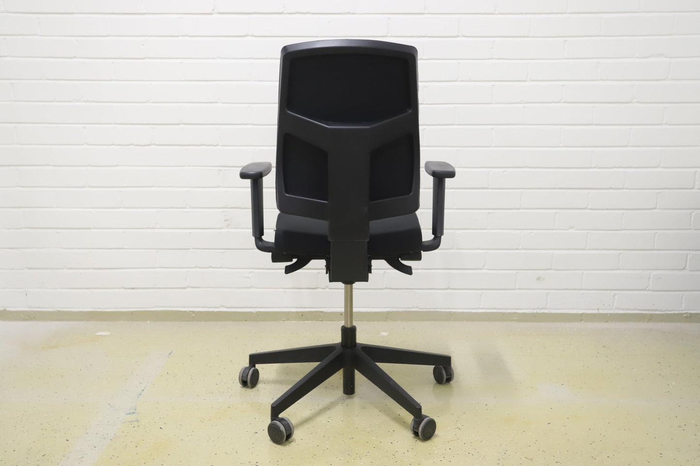 Profim Raya 21S - työtuoli, musta - Suomen Kalustekeskus