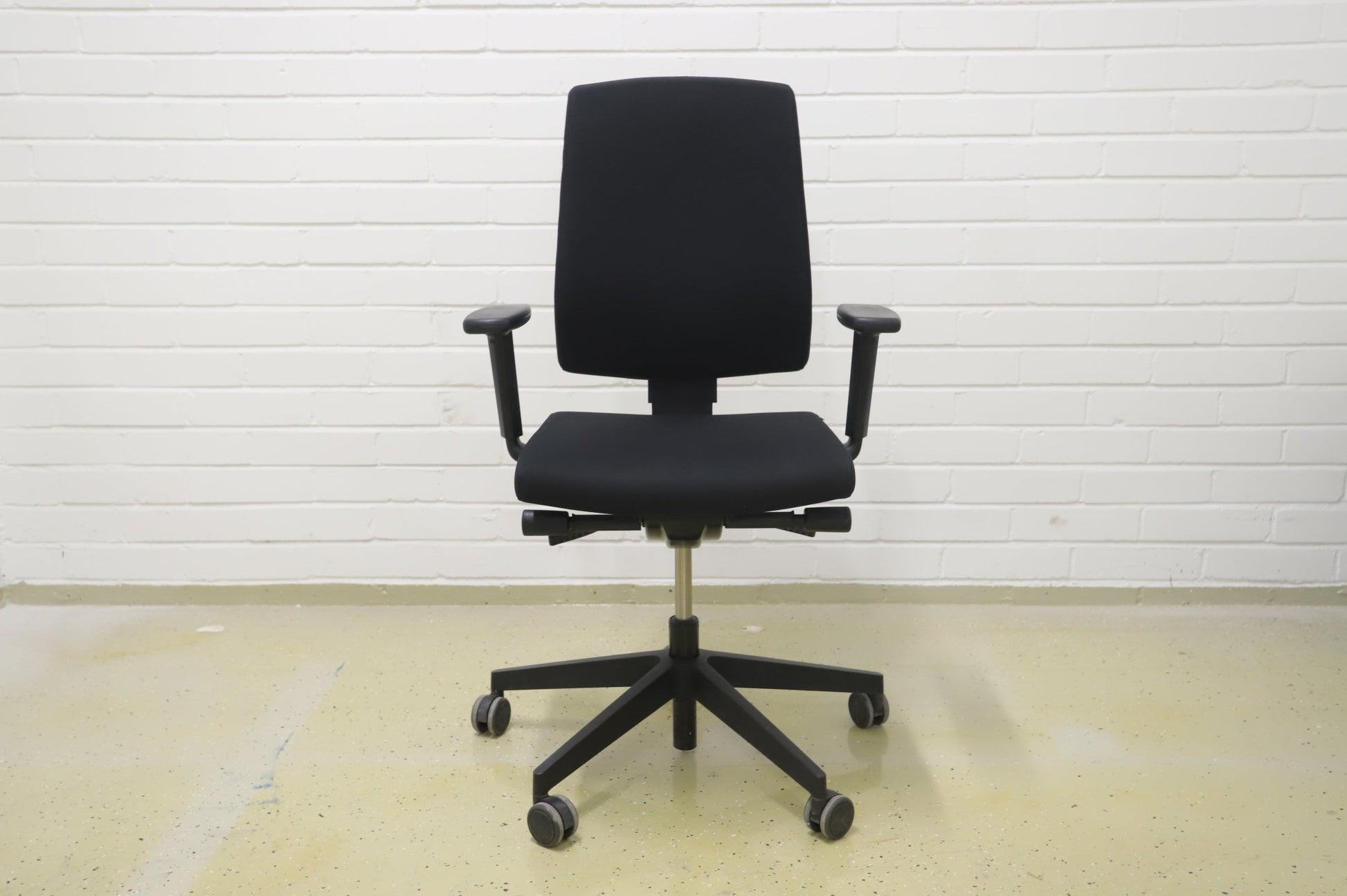 Profim Raya 21S - työtuoli, musta - Suomen Kalustekeskus