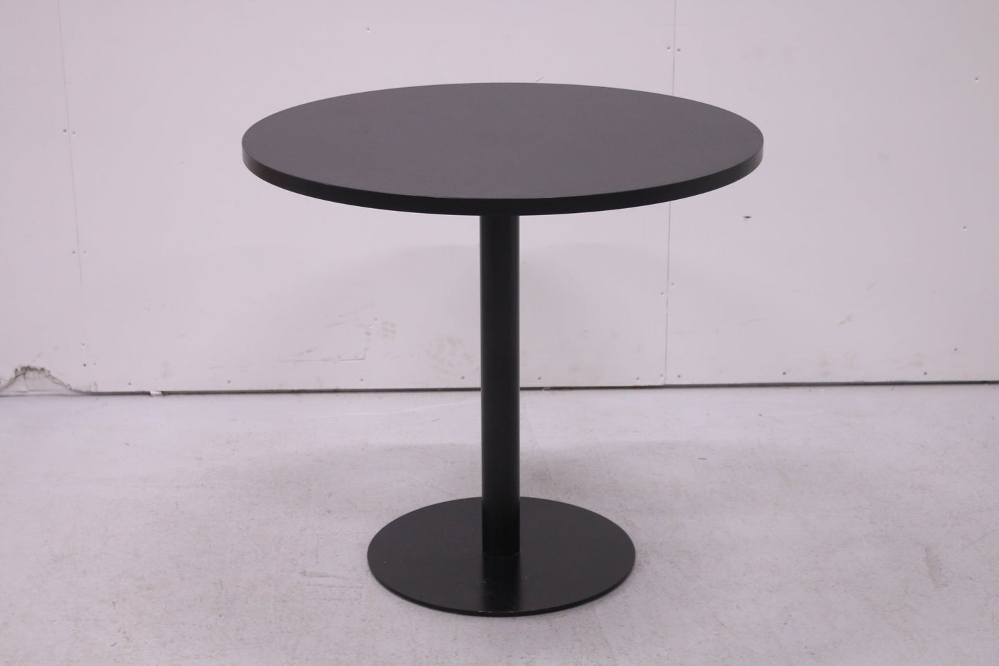 Pyöreä laippajalkapöytä uudella mustalla Ø 80 cm kannella - Suomen Kalustekeskus