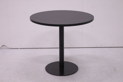 Pyöreä laippajalkapöytä uudella mustalla Ø 80 cm kannella - Suomen Kalustekeskus