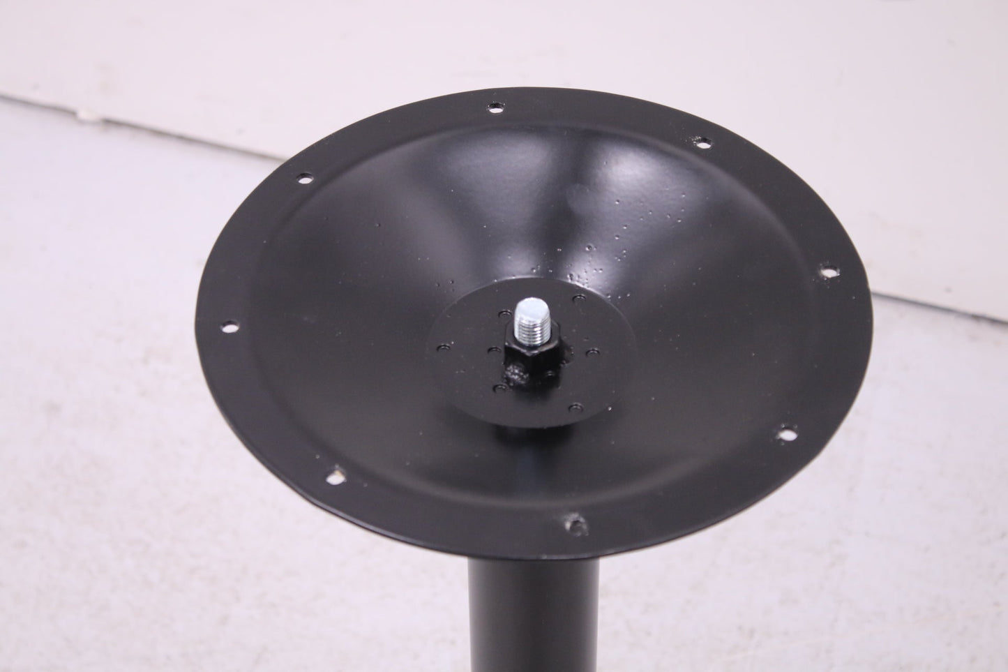 Pyöreä laippajalkapöytä uudella mustalla Ø 80 cm kannella - Suomen Kalustekeskus