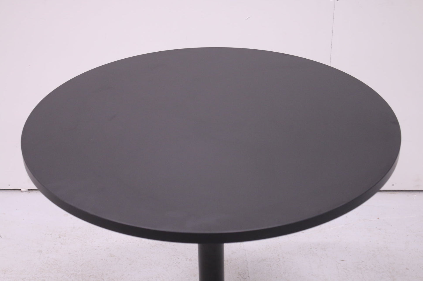 Pyöreä laippajalkapöytä uudella mustalla Ø 80 cm kannella - Suomen Kalustekeskus