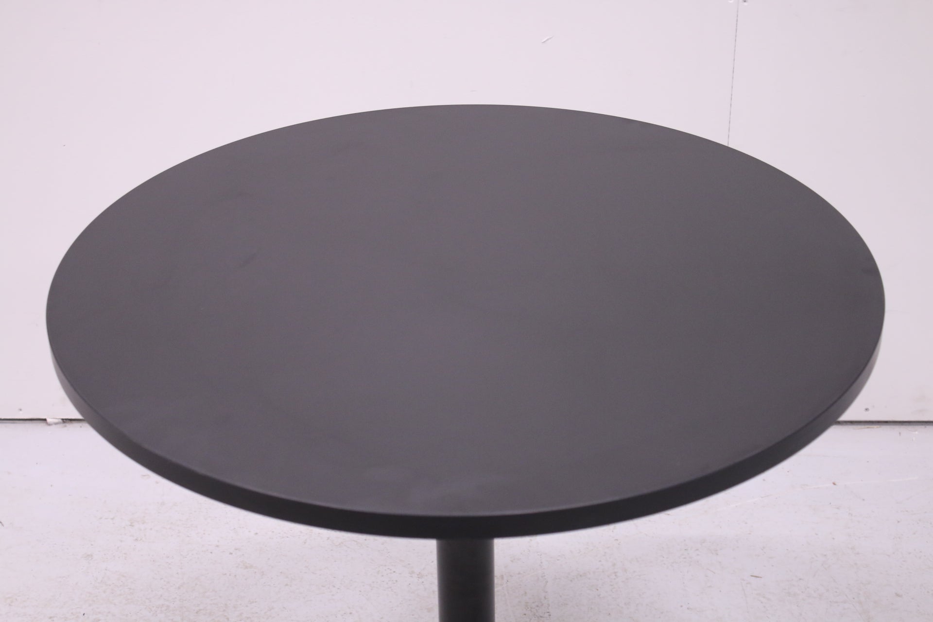 Pyöreä laippajalkapöytä uudella mustalla Ø 80 cm kannella - Suomen Kalustekeskus