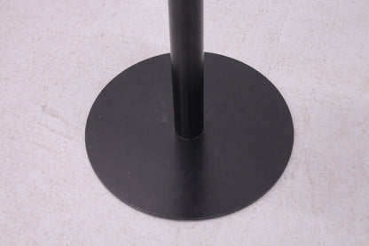 Pyöreä laippajalkapöytä uudella mustalla Ø 80 cm kannella - Suomen Kalustekeskus