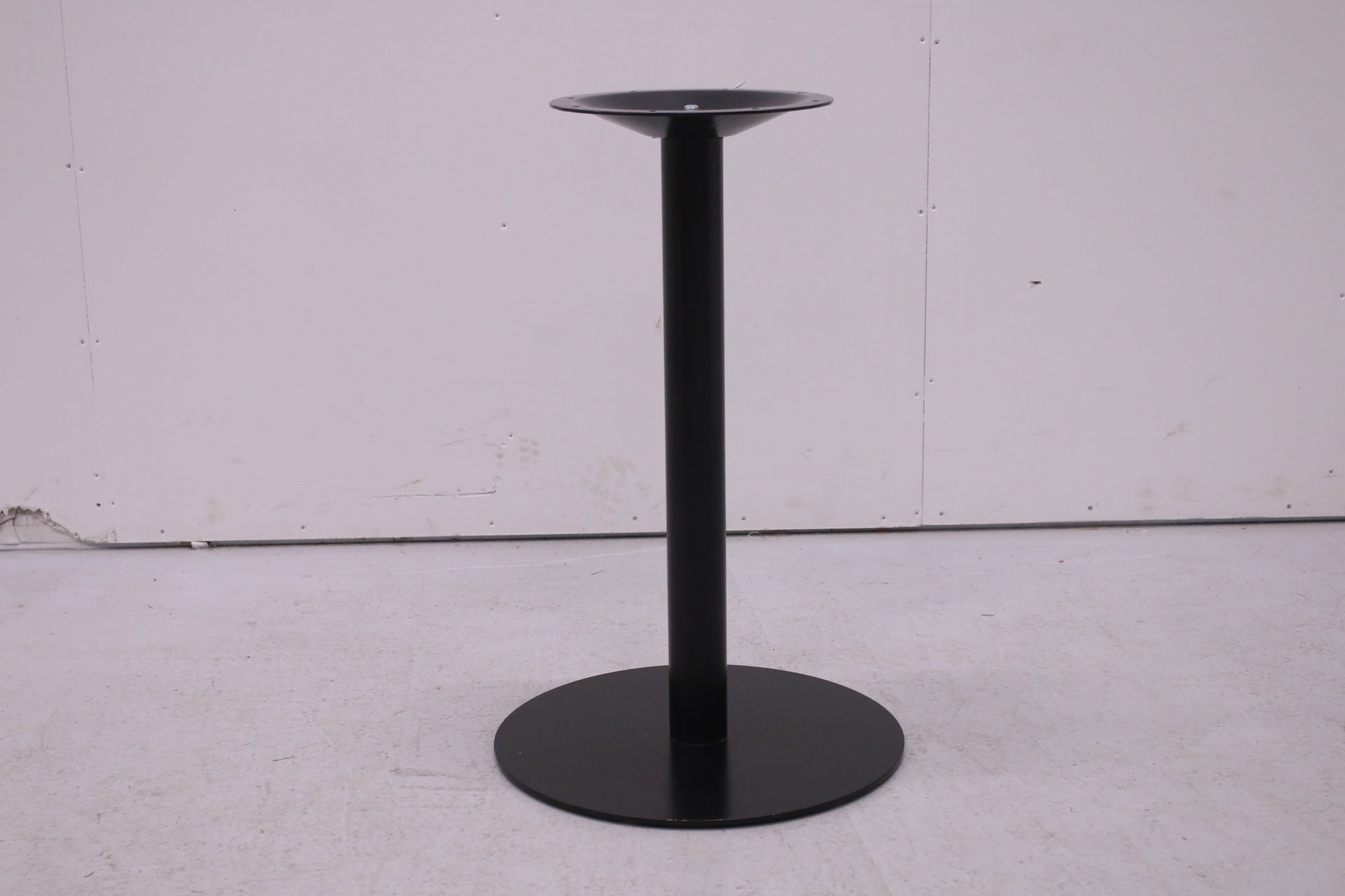 Pyöreä laippajalkapöytä uudella mustalla Ø 80 cm kannella - Suomen Kalustekeskus