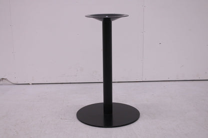 Pyöreä laippajalkapöytä uudella mustalla Ø 80 cm kannella - Suomen Kalustekeskus