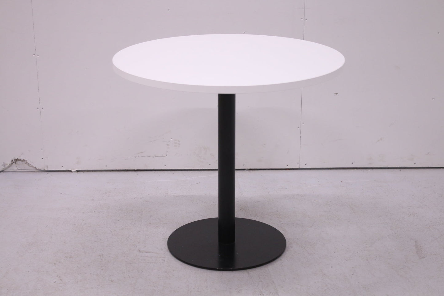 Pyöreä laippajalkapöytä uudella valkoisella Ø 80 cm kannella - Suomen Kalustekeskus