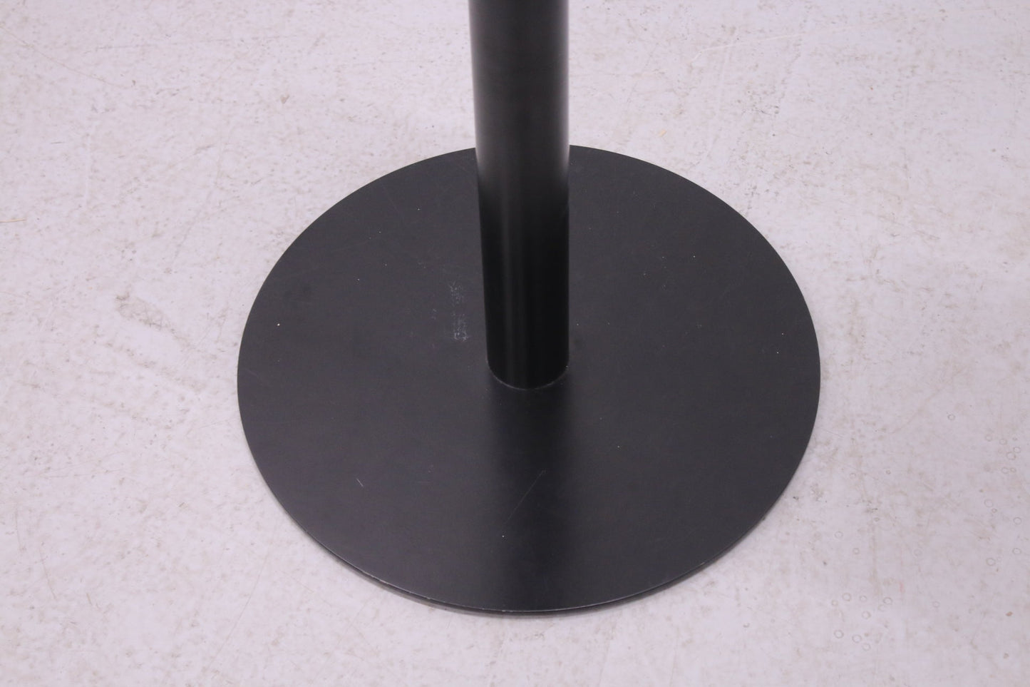 Pyöreä laippajalkapöytä uudella valkoisella Ø 80 cm kannella - Suomen Kalustekeskus