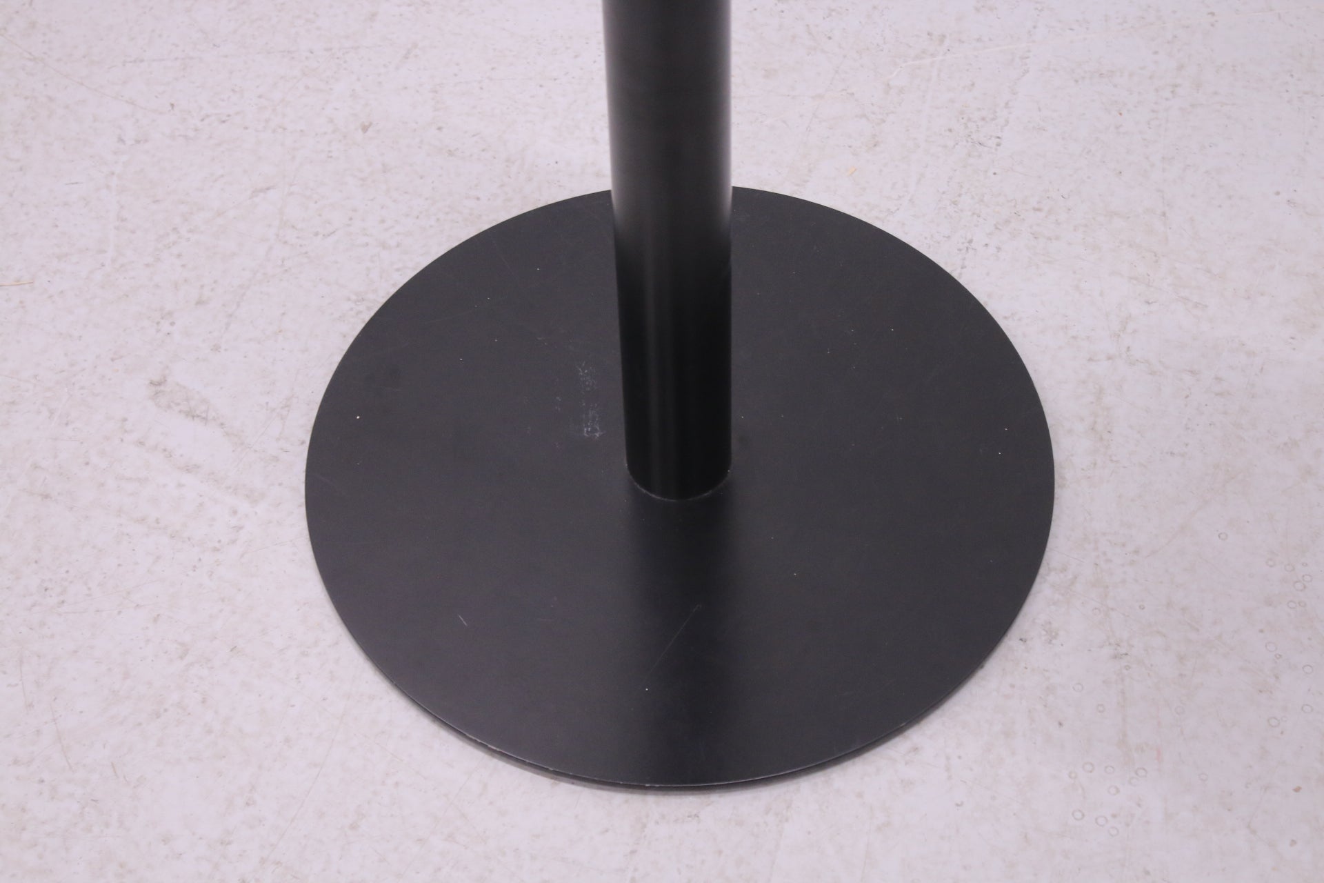 Pyöreä laippajalkapöytä uudella valkoisella Ø 80 cm kannella - Suomen Kalustekeskus