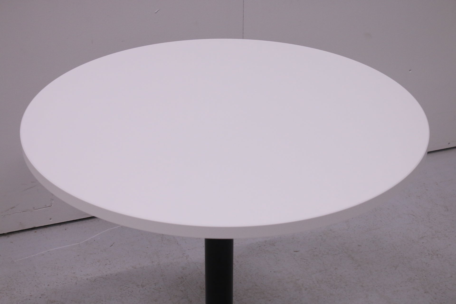 Pyöreä laippajalkapöytä uudella valkoisella Ø 80 cm kannella - Suomen Kalustekeskus
