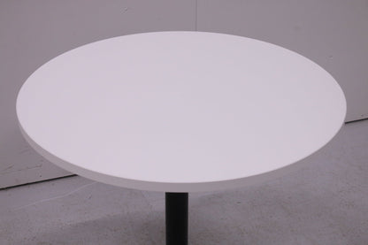 Pyöreä laippajalkapöytä uudella valkoisella Ø 80 cm kannella - Suomen Kalustekeskus