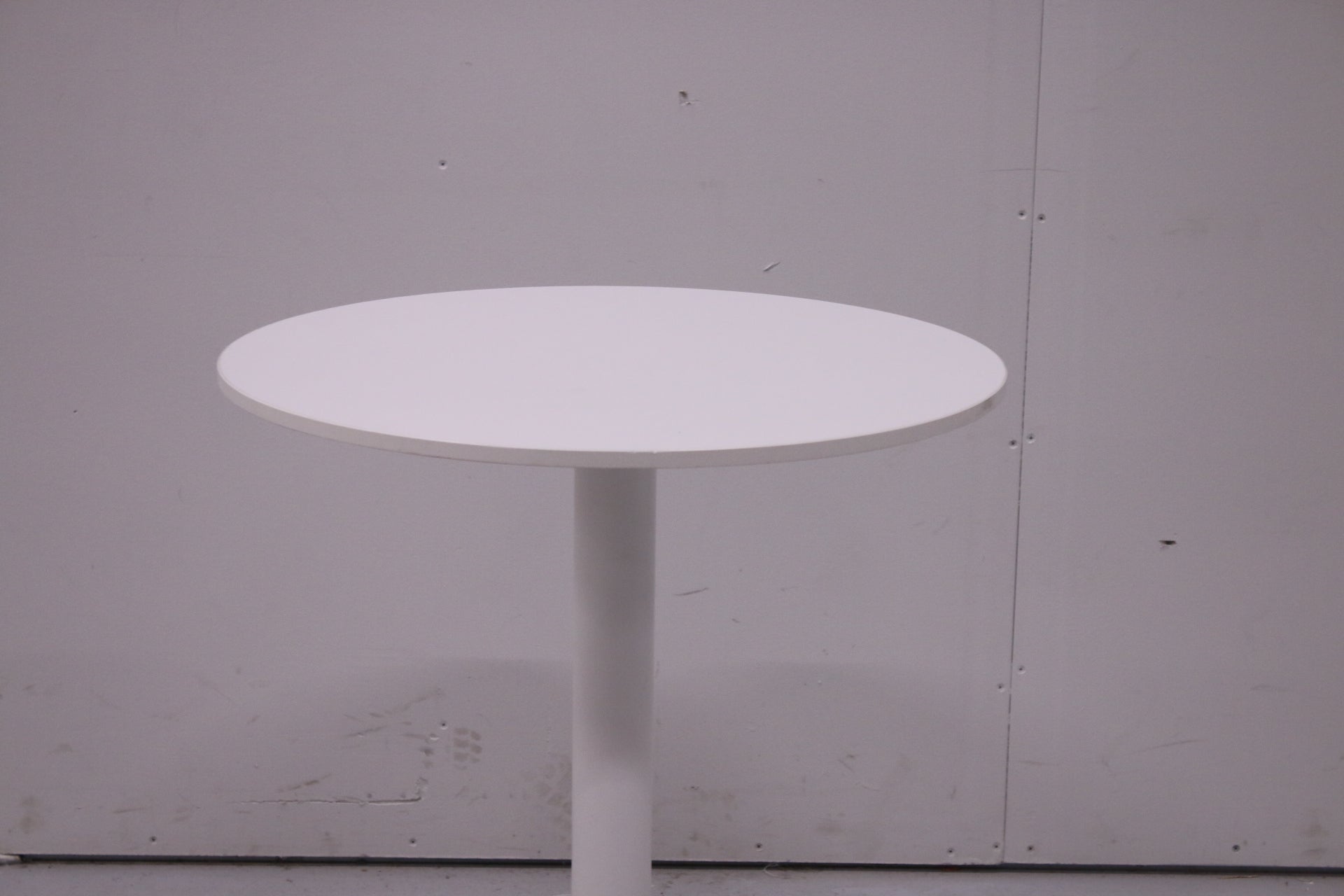 Pyöreä pöytä, valkoinen Ø 60 cm - Suomen Kalustekeskus