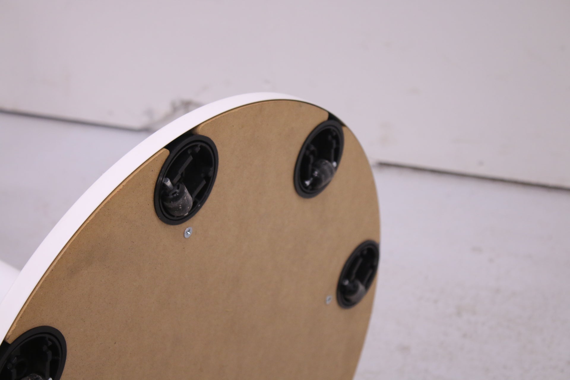 Pyöreä rullallinen pöytä, valkoinen Ø 60 cm - Suomen Kalustekeskus