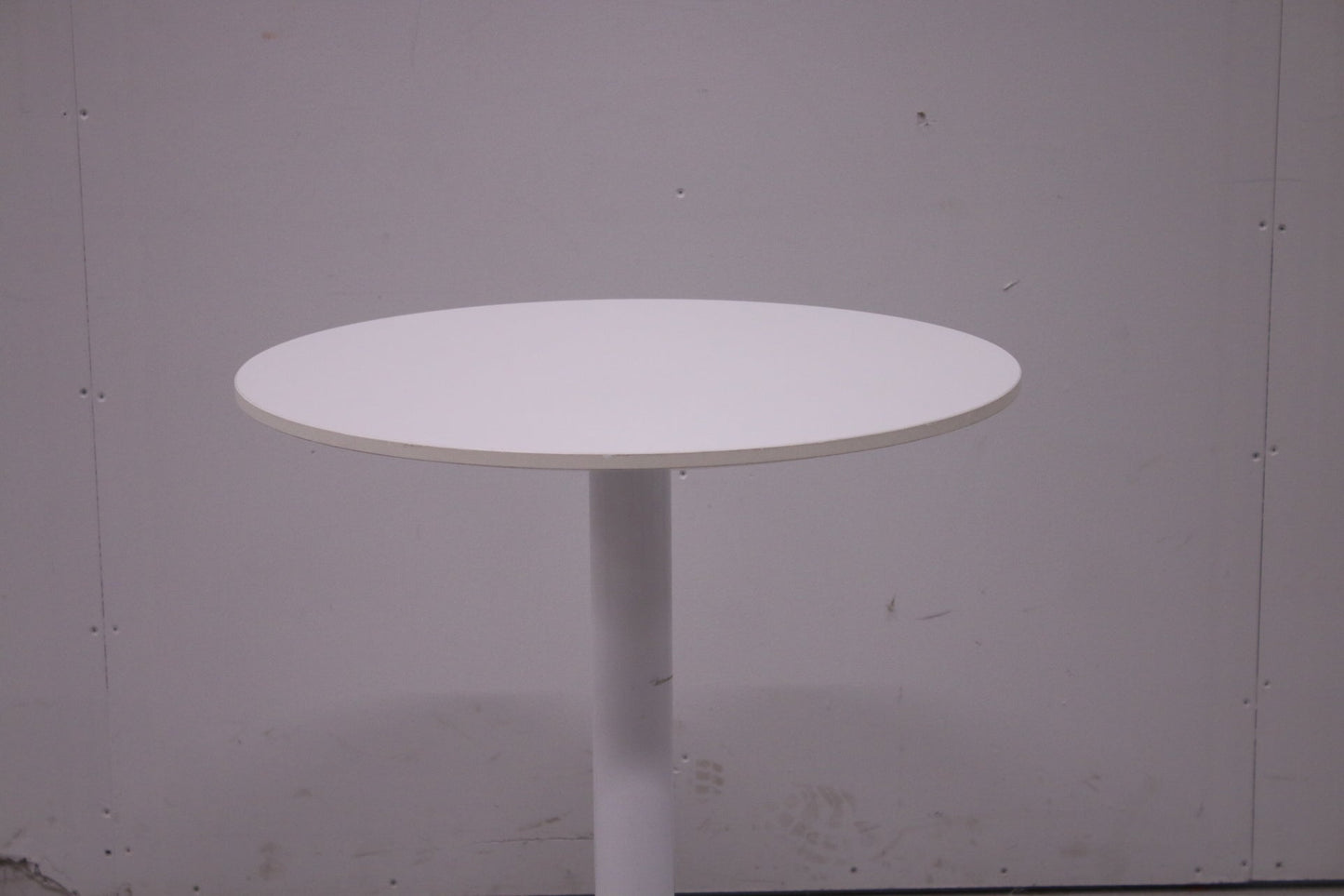 Pyöreä rullallinen pöytä, valkoinen Ø 60 cm - Suomen Kalustekeskus