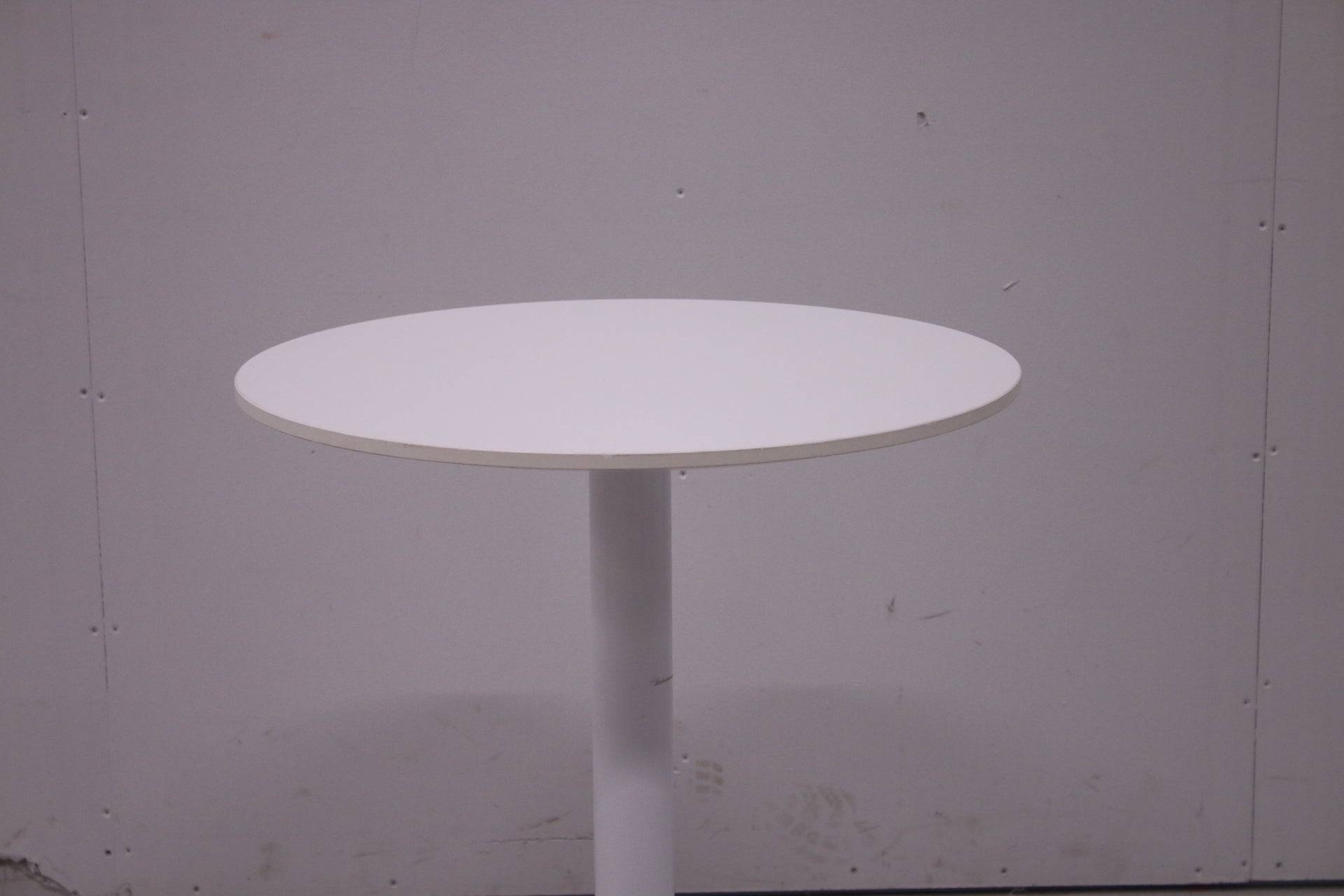 Pyöreä rullallinen pöytä, valkoinen Ø 60 cm - Suomen Kalustekeskus