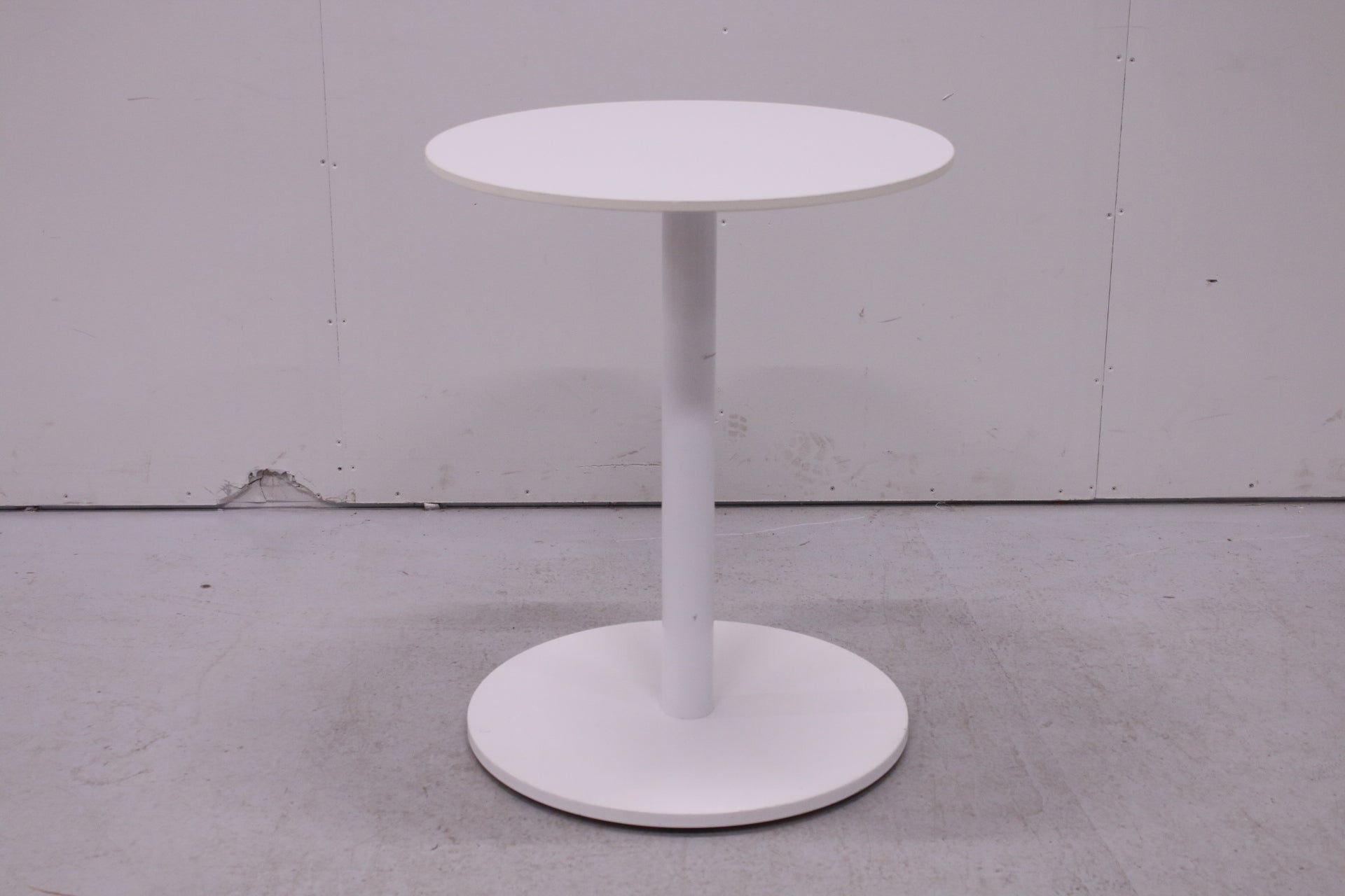 Pyöreä rullallinen pöytä, valkoinen Ø 60 cm - Suomen Kalustekeskus