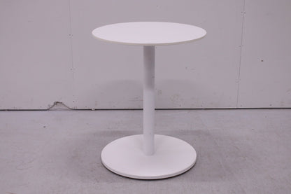 Pyöreä rullallinen pöytä, valkoinen Ø 60 cm - Suomen Kalustekeskus