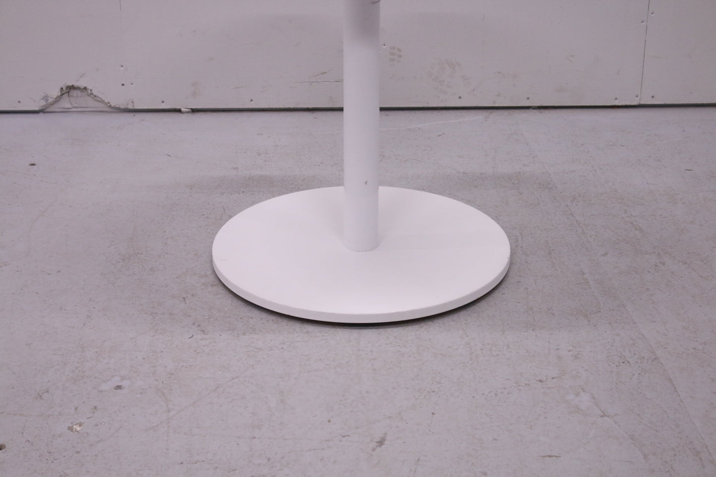 Pyöreä rullallinen pöytä, valkoinen Ø 60 cm - Suomen Kalustekeskus