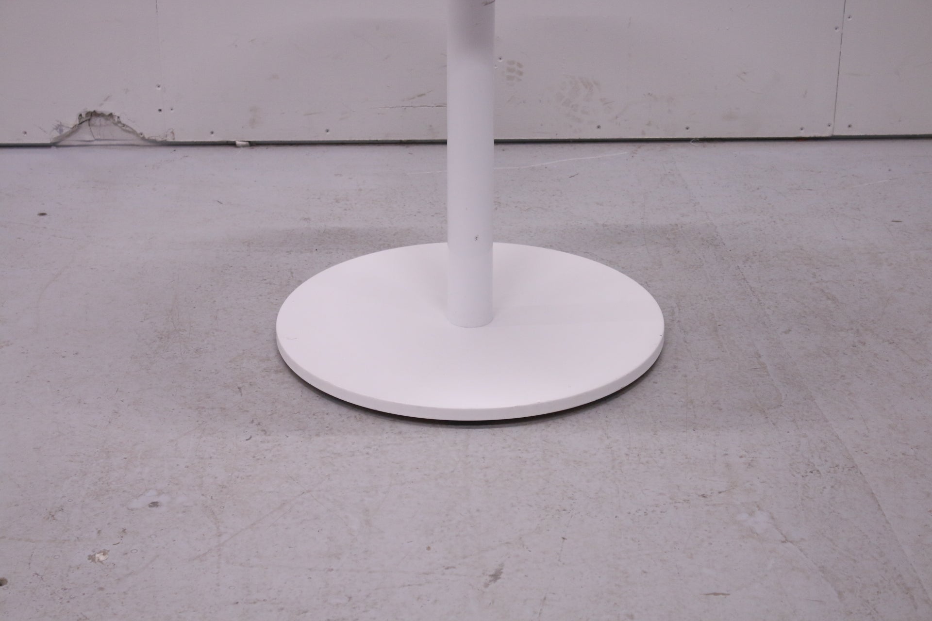 Pyöreä rullallinen pöytä, valkoinen Ø 60 cm - Suomen Kalustekeskus