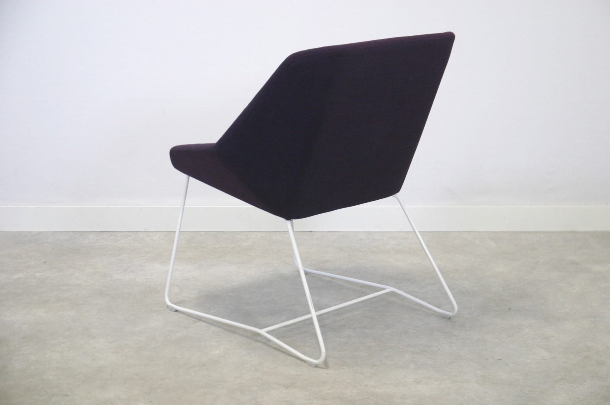 Rosebud loungetuoli, violetti - Suomen Kalustekeskus